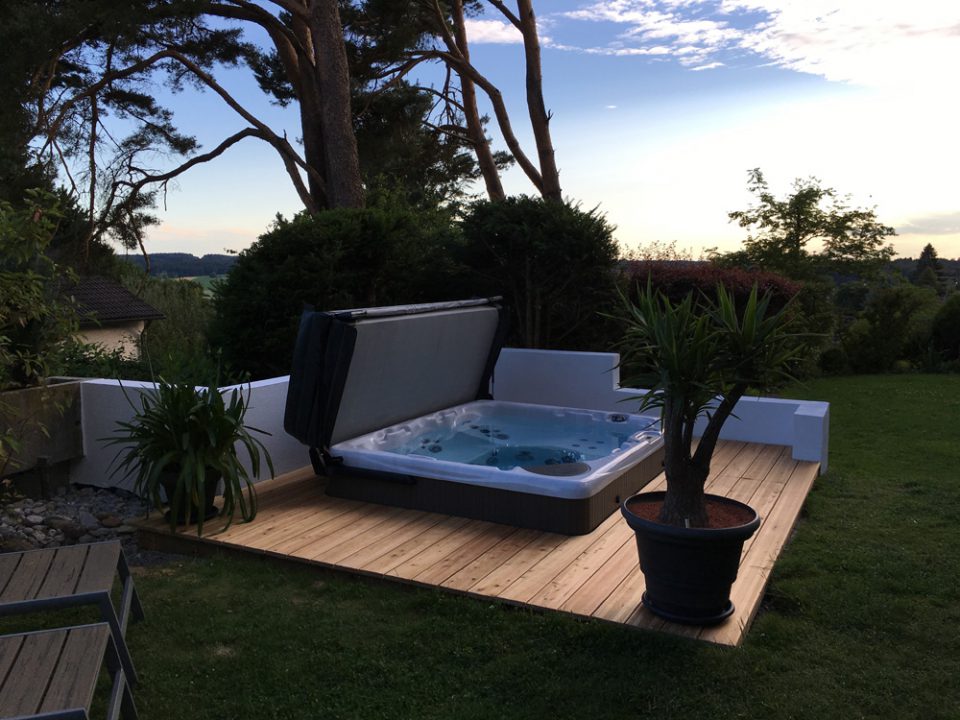 Galerie WhirlpoolWellnessOase • Whirlpool im Garten